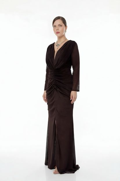 فستان سهرة بني لامع مكشكش بمقاسات كبيرة